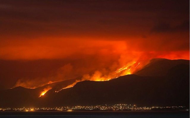 Bekommerde oë het die afgelope paar dae die onheilspelende en naderende vlamme en rookwolke rondom Gansbaai dopgehou, terwyl brandbestryders dag en nag geveg het om die brande onder beheer te bring. Links bo is Hugh-Daniel Grobler van Gansbaai se foto van Hermanus, met twee aksie-belaaide foto’s op Baardskeerdersbos se grense deur Hennie Otto, Bestuurder/Skipper: Marine Dynamics.